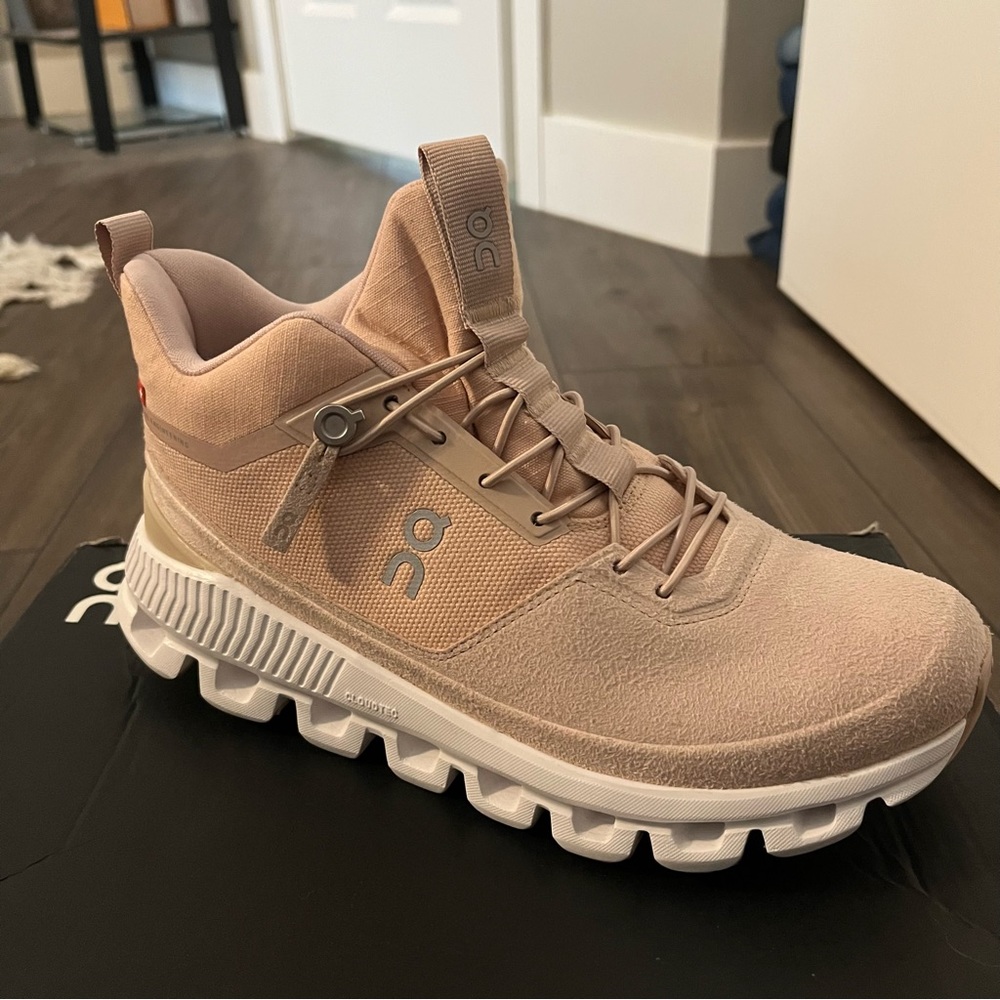 ON Running Cloud Hi - Rose - 7.5 Rare find